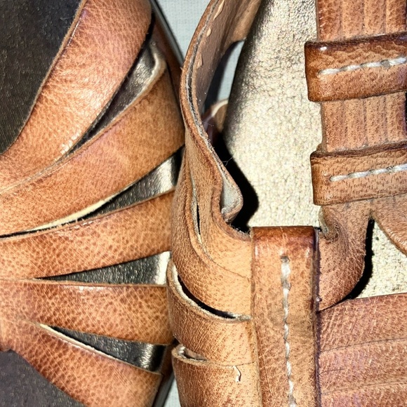 Clarks 8.5 women’s Tan Wedge Sandals with Elegant Lattice Straps - Picture 16 of 16